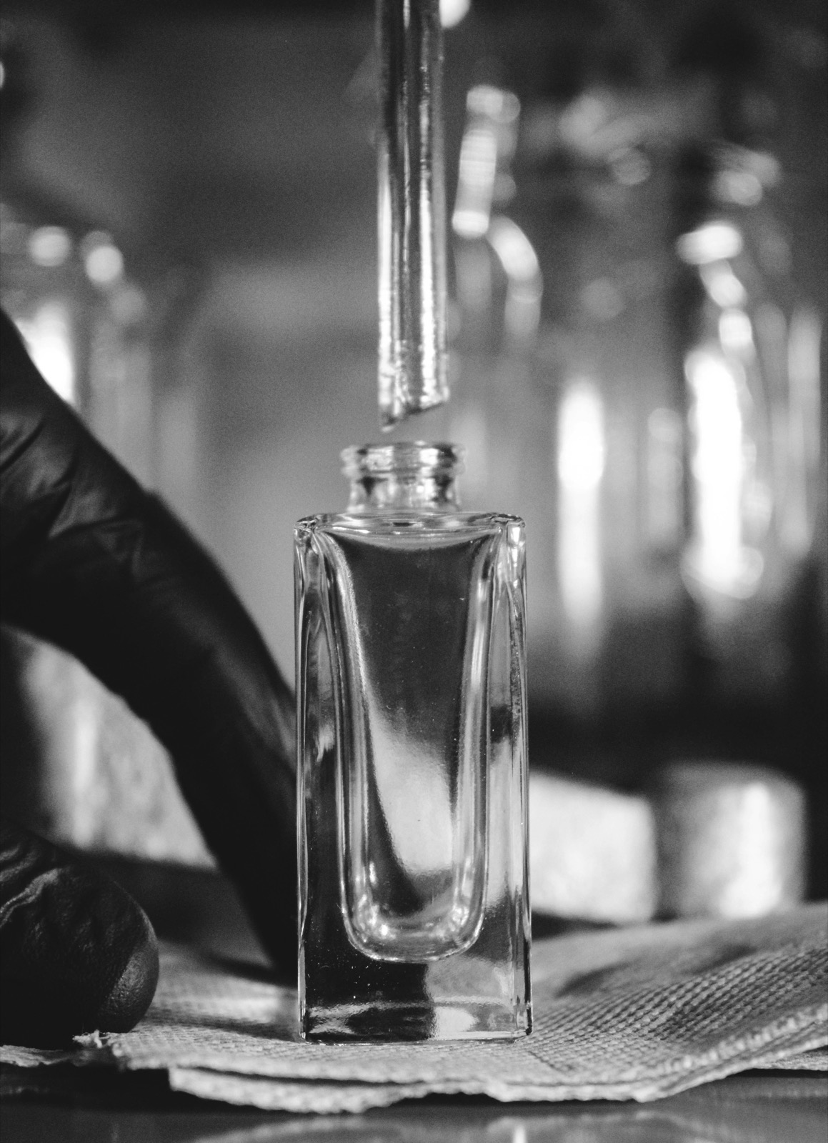 Maître parfumeur au travail à Grasse